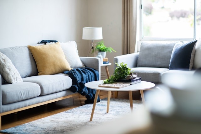 How to layer throw pillows